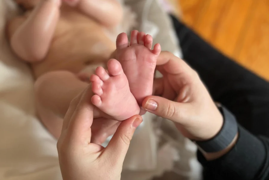 Baby beim massieren dessen Füße